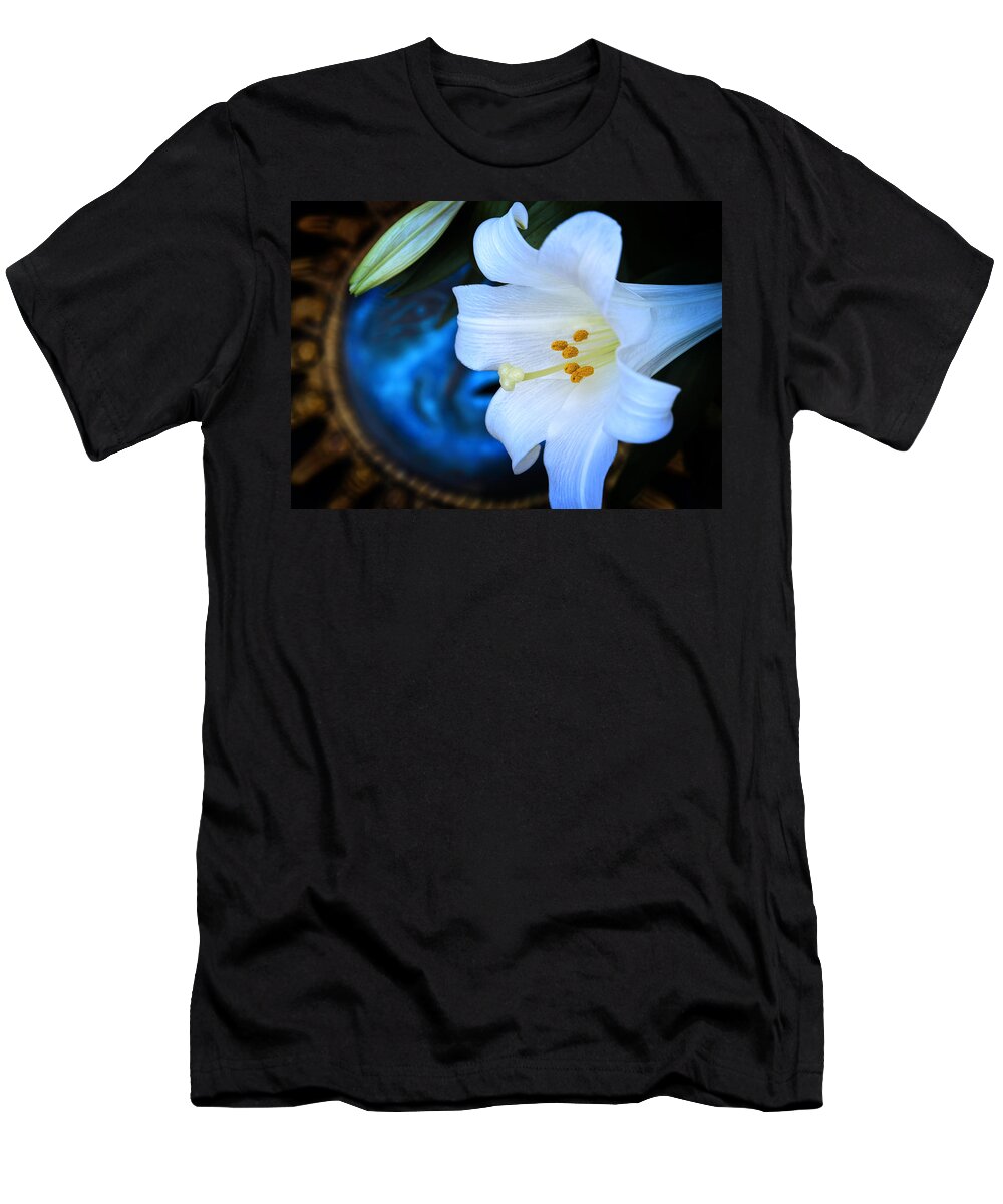 Lily T-Shirt featuring the photograph Eclipse With A Lily by Steven Sparks