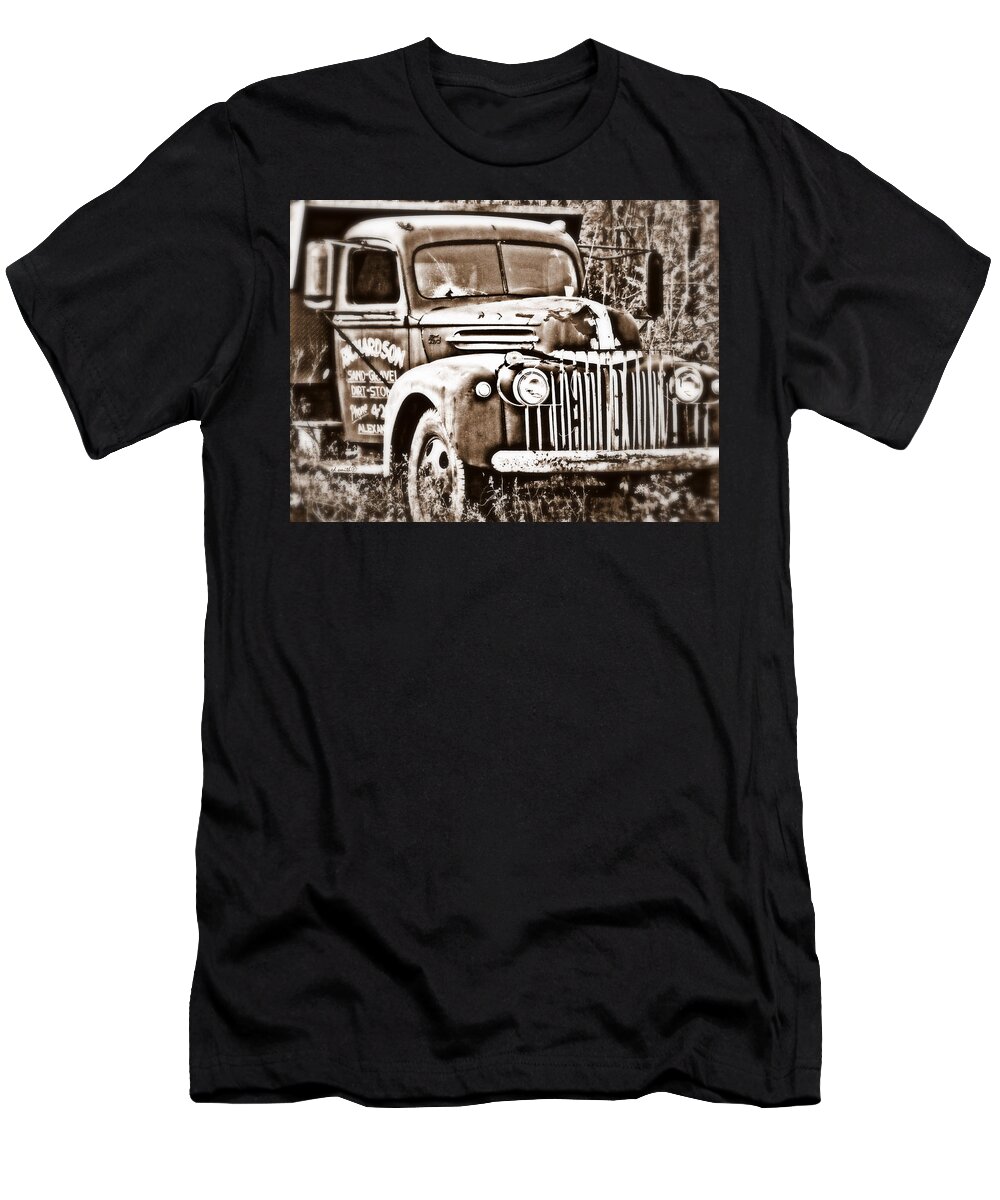 Keep On Truckin T-Shirt featuring the photograph Keep On Truckin by Edward Smith