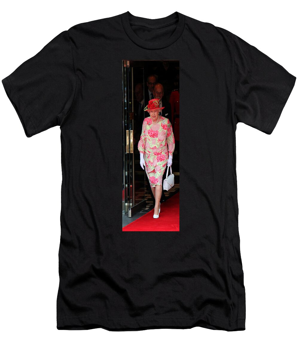 United Kingdom T-Shirt featuring the photograph Queen Elizabeth 2 by Andrew Fare