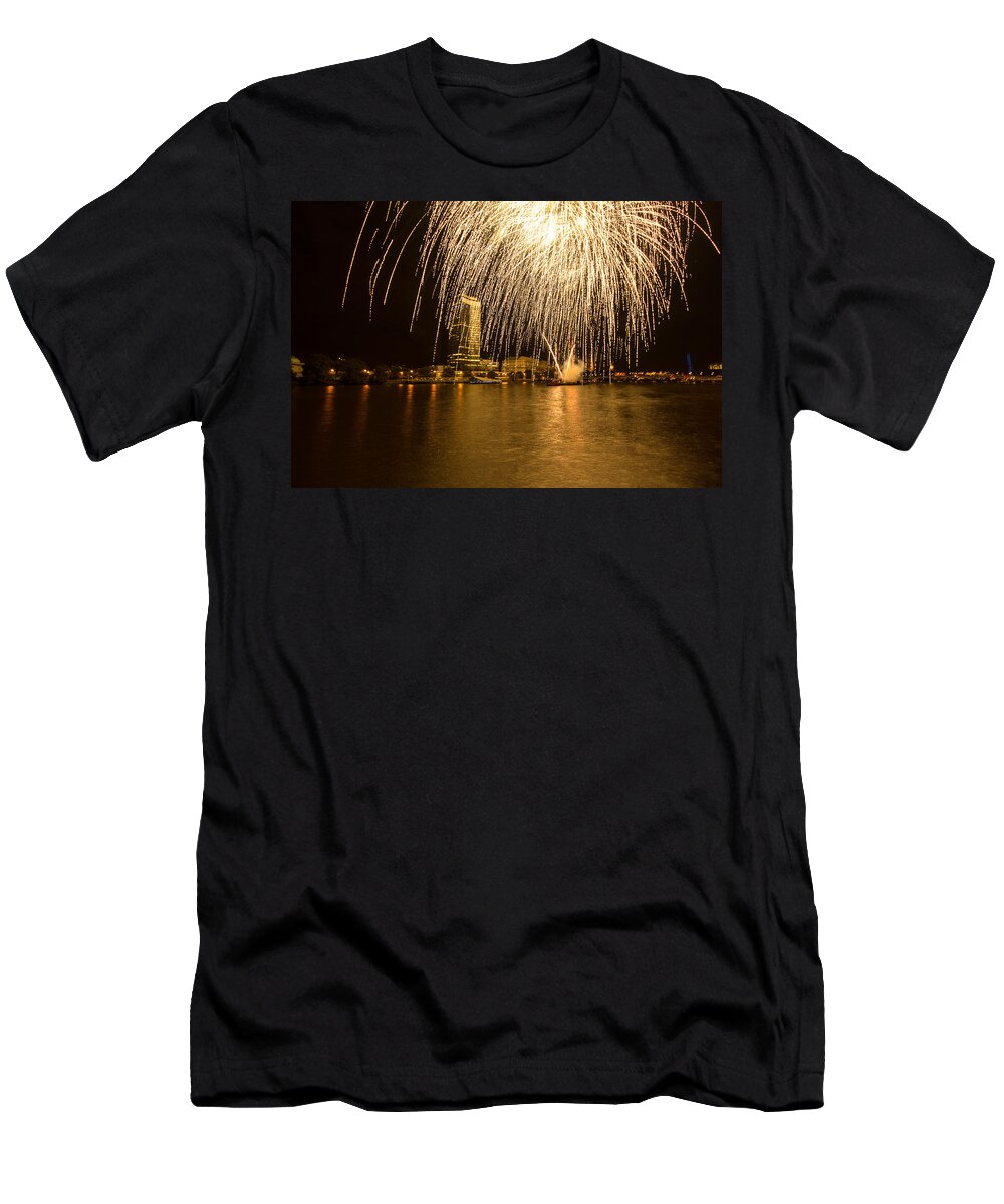 Dawn Oconnor Dawnoconnorphotos@gmail.com T-Shirt featuring the photograph River Thames Fireworks by Dawn OConnor