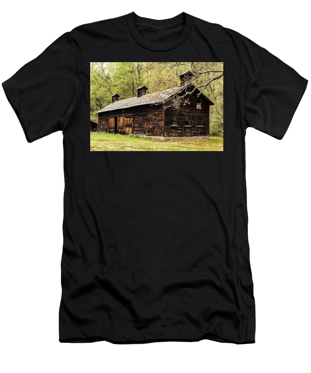  T-Shirt featuring the photograph Zimmermans Barn #1 by Pamela Taylor