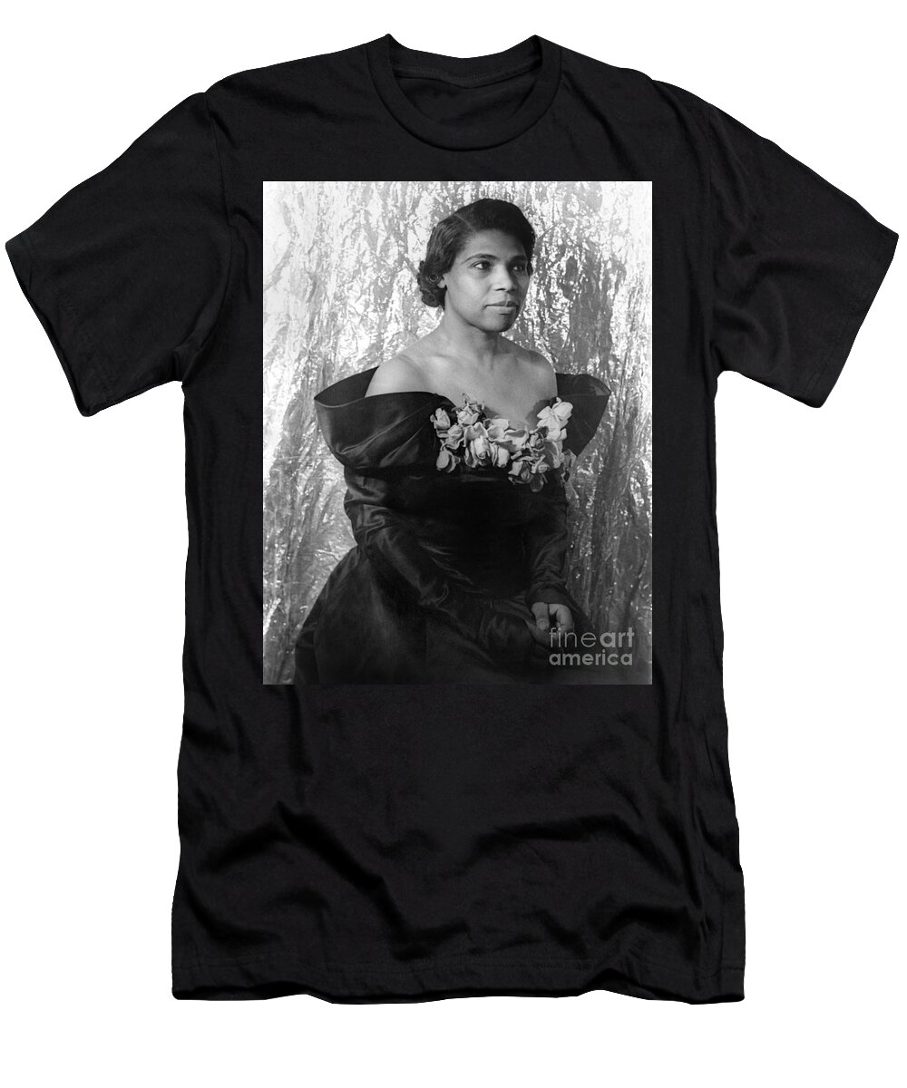 1940 T-Shirt featuring the photograph Marian Anderson (1897-1993) #3 by Granger
