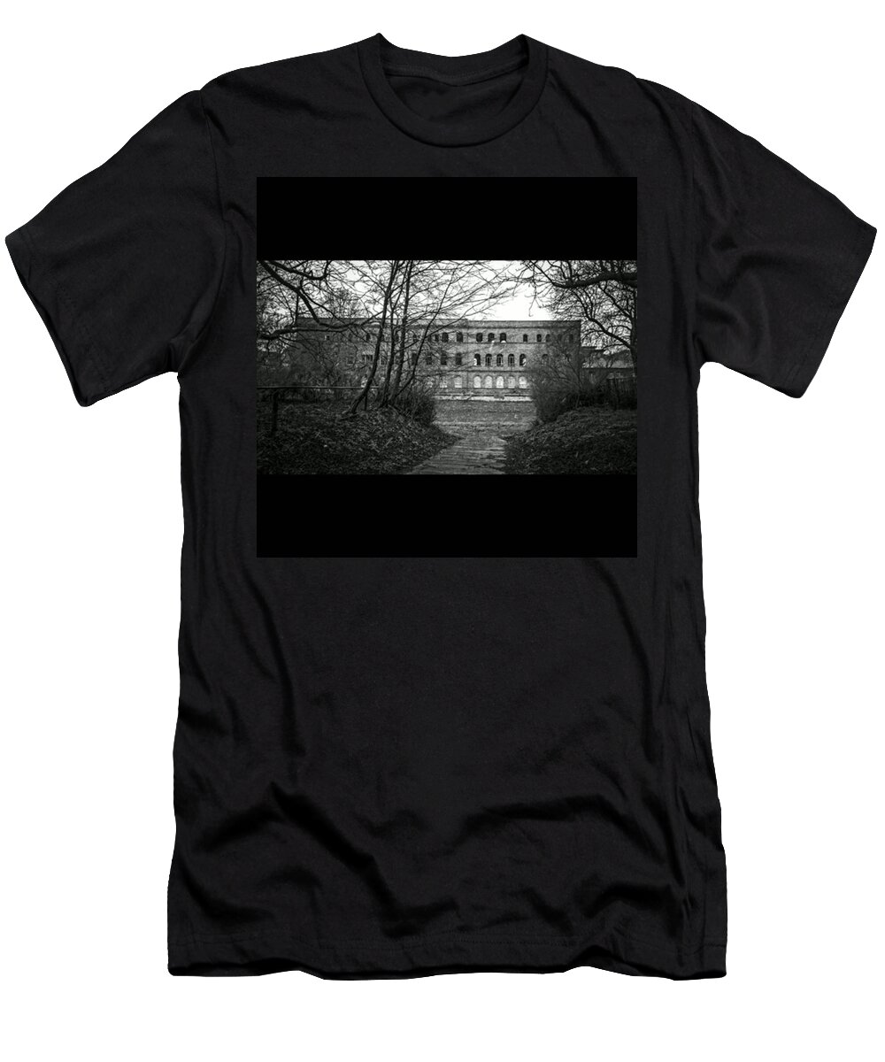 Monochrome T-Shirt featuring the photograph Kapuzenzeit. 
letzte Vorbereitungen by Mandy Tabatt