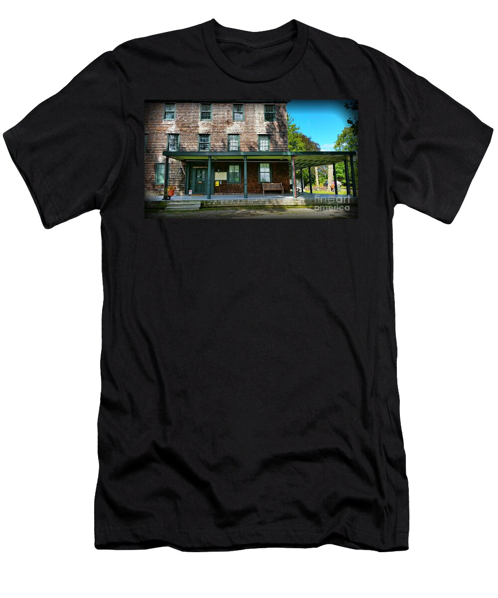 Southside Sportsmen Club T-Shirt featuring the photograph The Old Snedecors Tavern by Stacie Siemsen