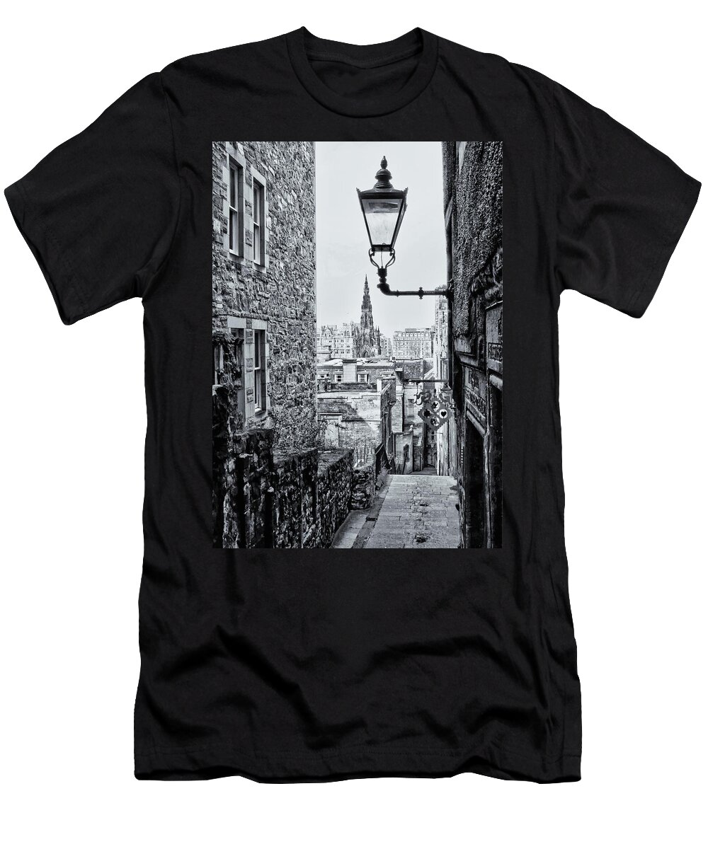 Scott Monument T-Shirt featuring the photograph The Scott Monument and Lamp Monochrome by Jeff Townsend