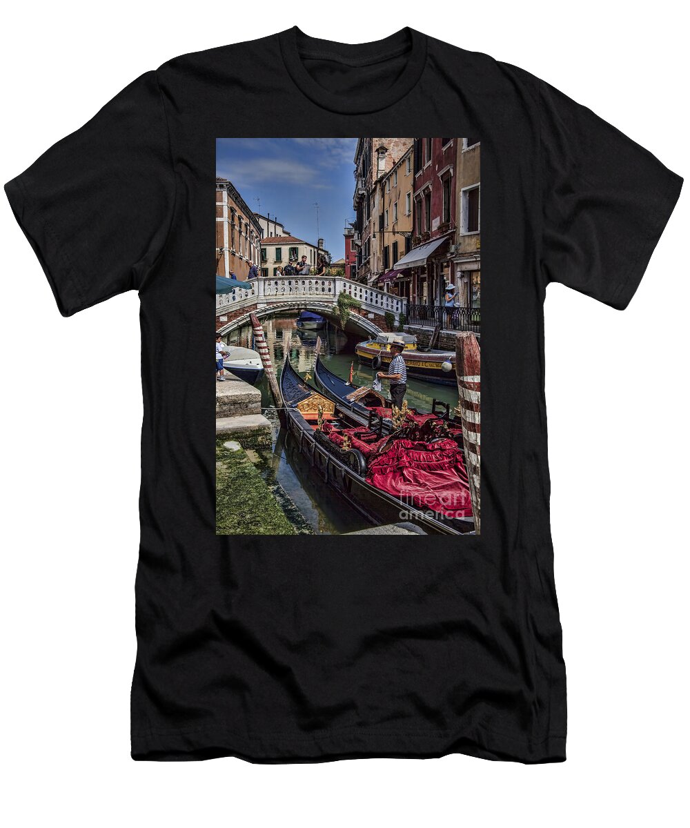 Venice T-Shirt featuring the photograph Venice Gondolier by Shirley Mangini