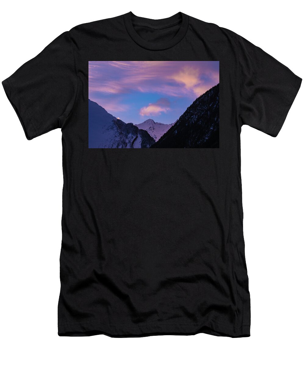 Sunset T-Shirt featuring the photograph An Otherworldly Rosy Sunset by Leslie Struxness