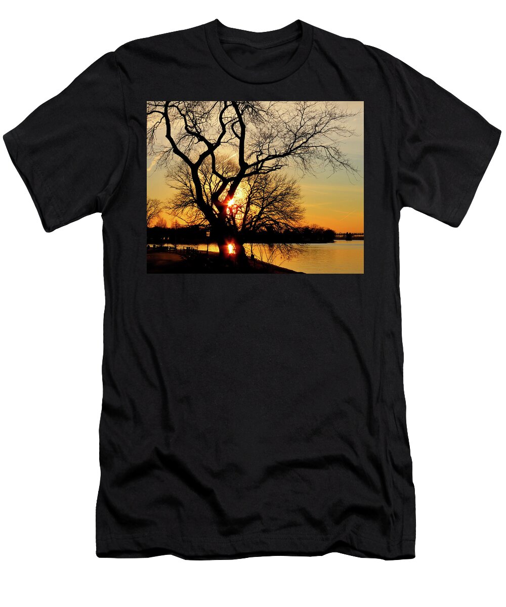 Sunset T-Shirt featuring the photograph Evening Approaching on the Delaware River by Linda Stern