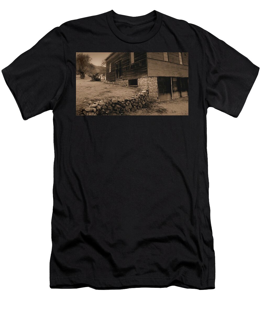 Old Barn T-Shirt featuring the photograph Olompali Barn by John Parulis
