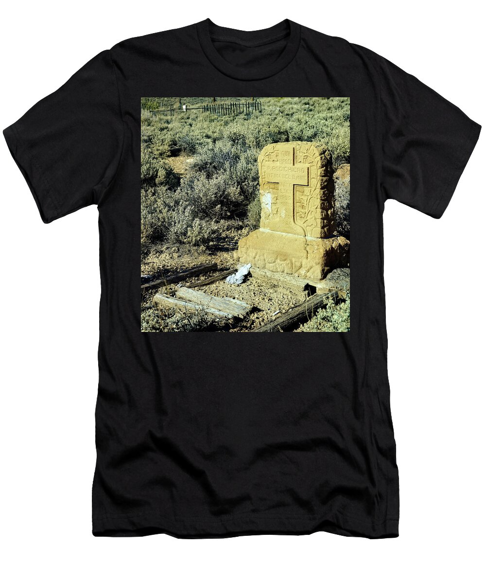 Headstone T-Shirt featuring the photograph Qui Riposa P Podichiero by Cathy Anderson
