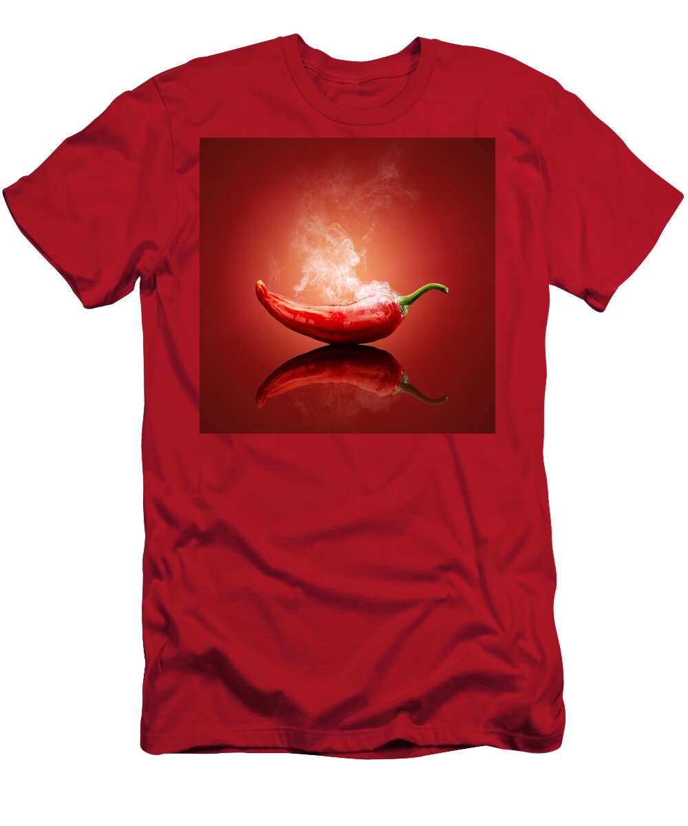 Chillichiliredsmokesmokinghotburnburningsteamsteamingcapsicumcayennejalapenopaprikapeppergradientbackgroundreflectionreflectivetablestudioshotvegetablefreshconceptconceptualstilllifefoodripeimageonenobodyphotographindoors001019xs T-Shirt featuring the photograph Steaming hot Chilli by Johan Swanepoel