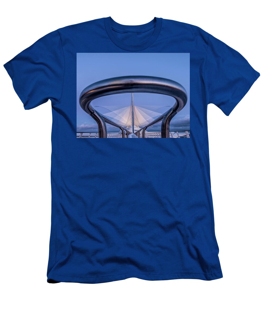 Milwaukee Art Museum T-Shirt featuring the photograph Days End #1 by Kristine Hinrichs