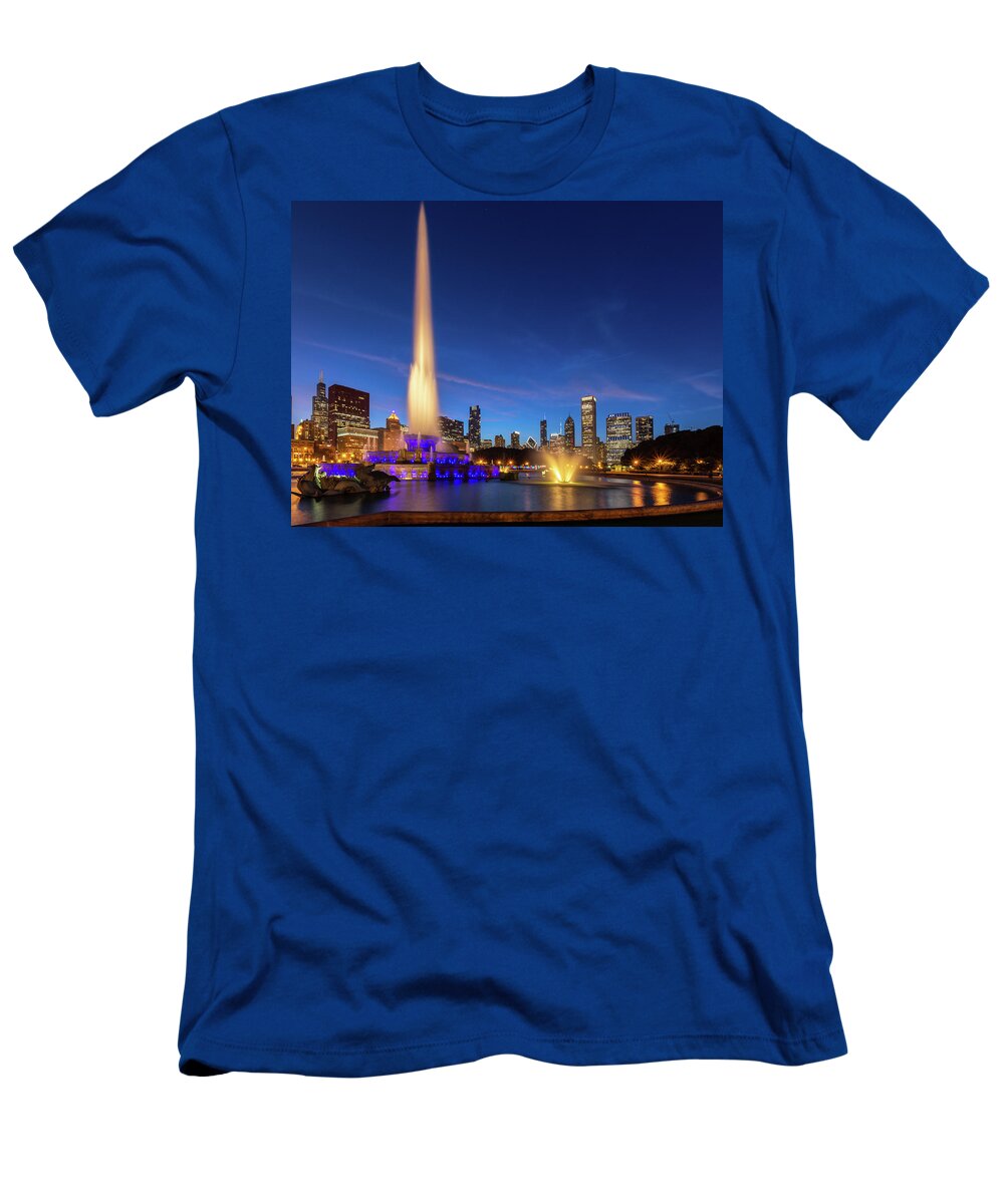 Buckingham T-Shirt featuring the photograph Buckingham Fountain at Dusk by David Hart