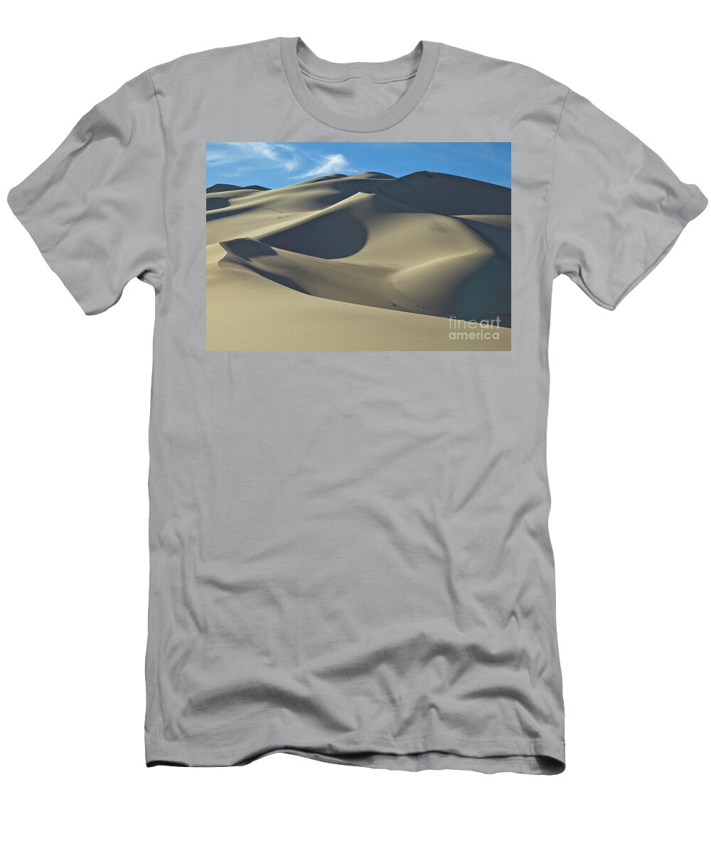 00559255 T-Shirt featuring the photograph Sand Dunes In Death Valley by Yva Momatiuk John Eastcott