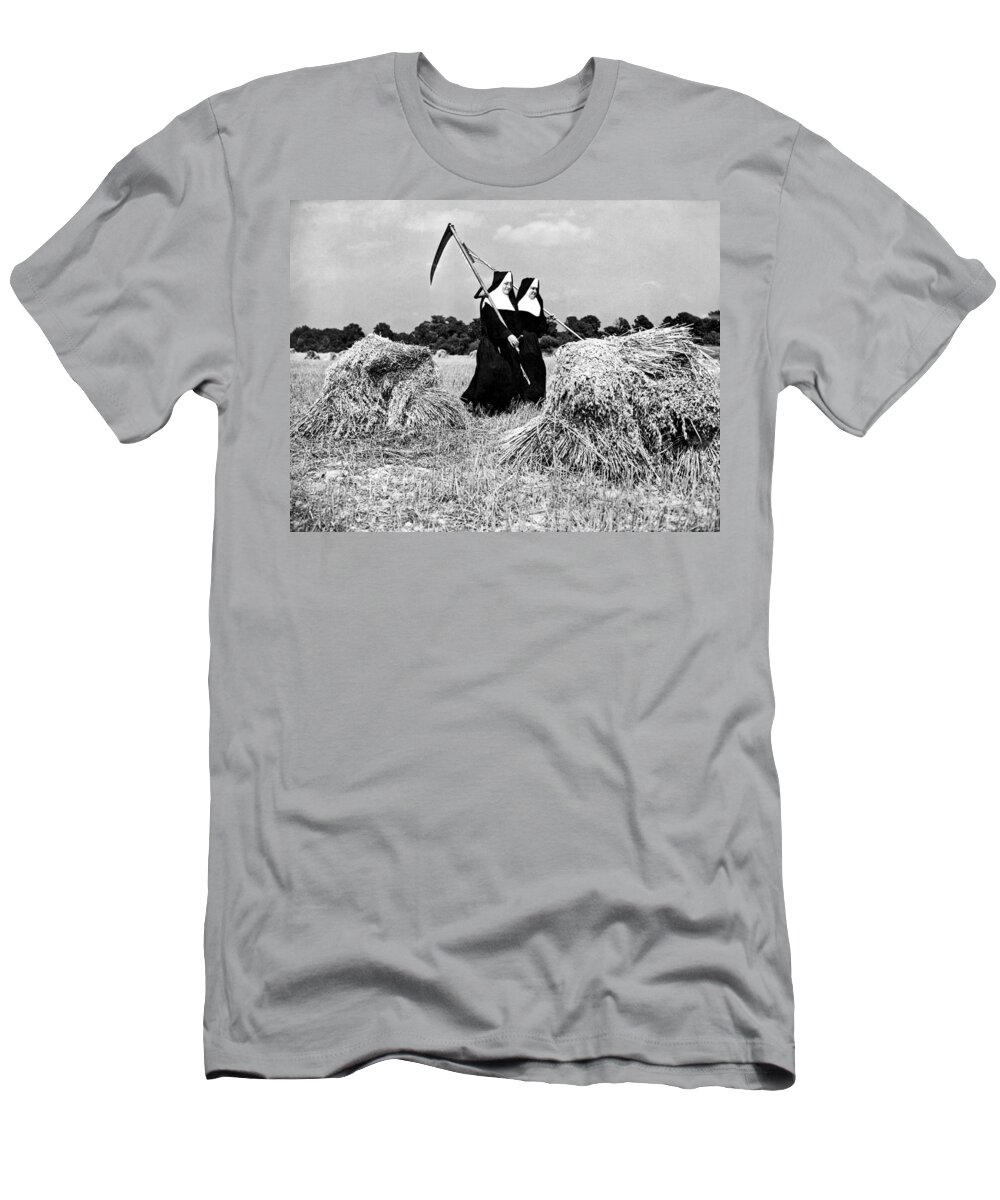 1942 T-Shirt featuring the photograph Nuns Harvest Oats In Fields by Underwood Archives