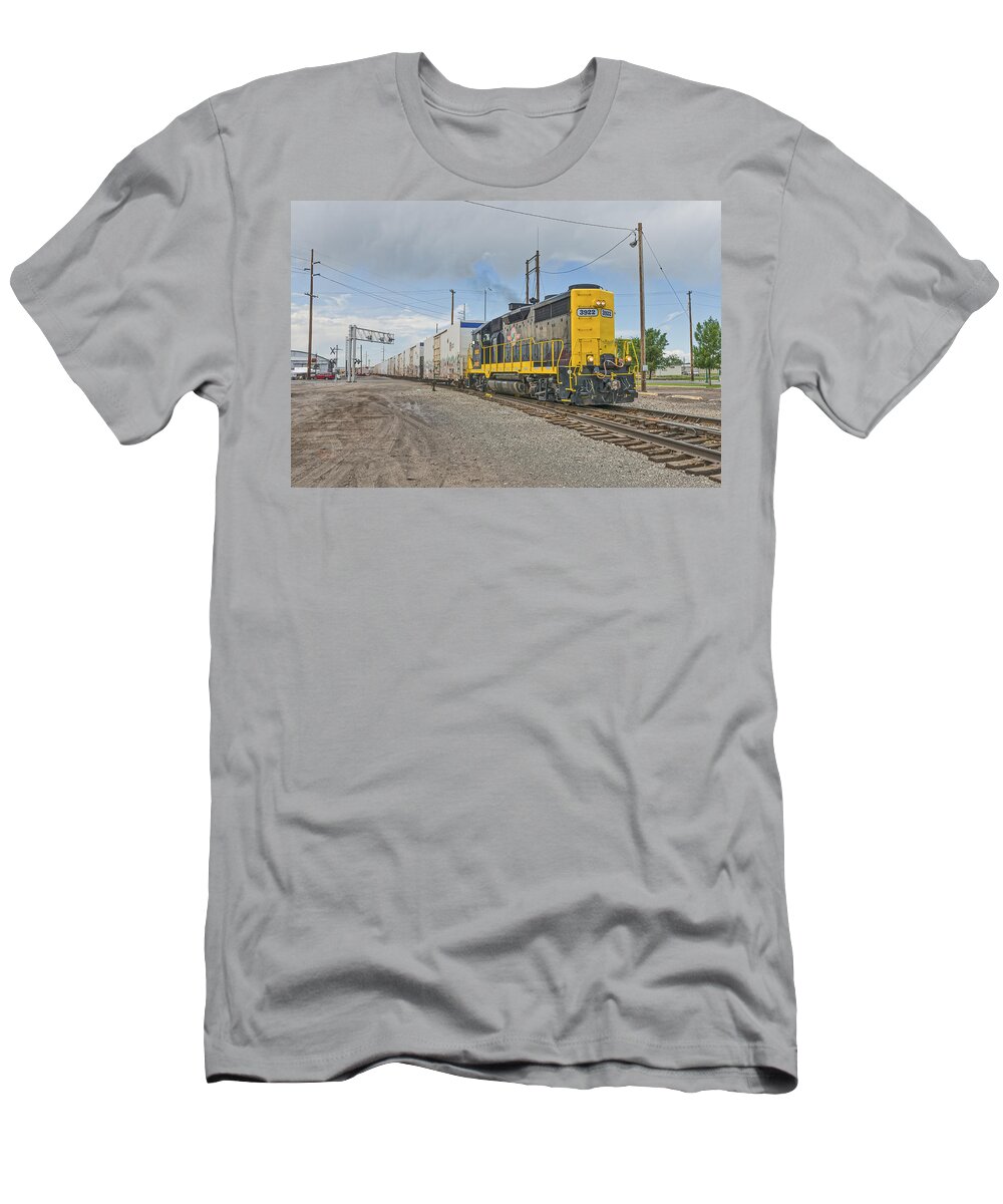 Eastern Idaho Railroad T-Shirt featuring the photograph EIRR 3922 Arriving Twin Falls #3 by Jim Thompson
