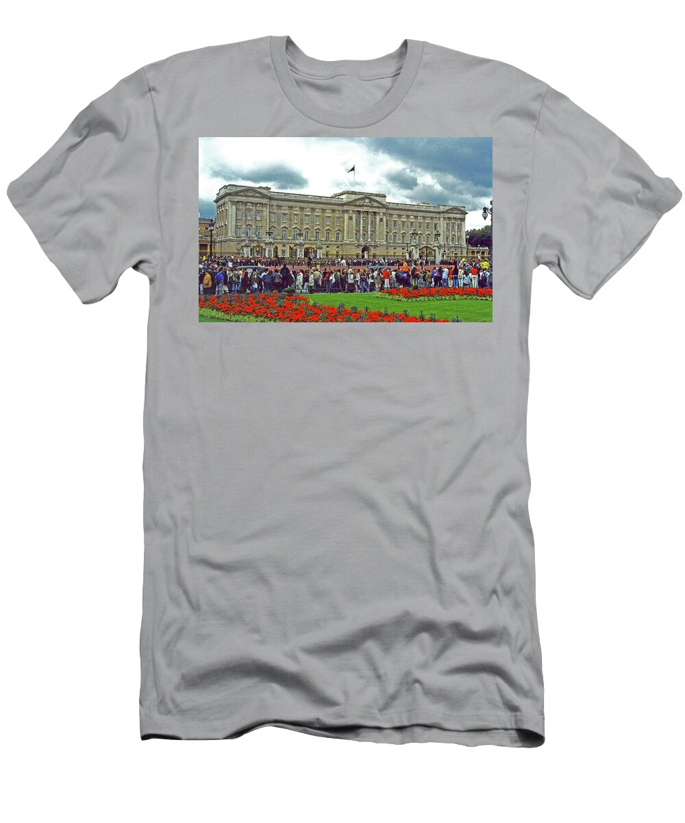 Buckingham T-Shirt featuring the photograph Buckingham Palace by Richard Krebs
