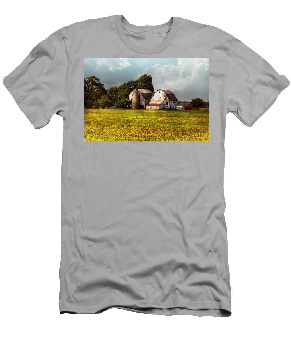 Ohio T-Shirt featuring the photograph Farm - Ohio - Broken dreams by Mike Savad