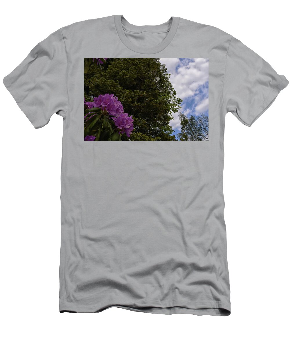 Sky T-Shirt featuring the photograph Looking to the sky by Kuni Photography