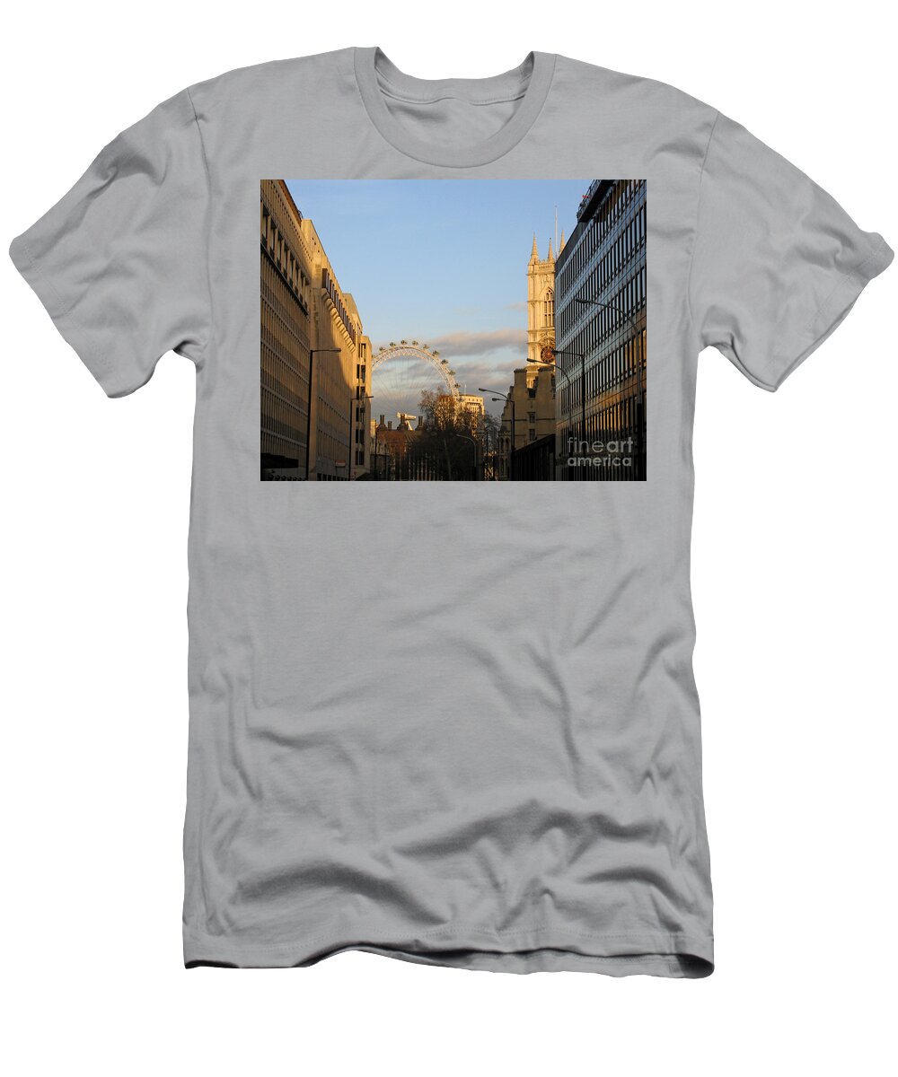 London T-Shirt featuring the photograph Sun Sets on London by Ann Horn