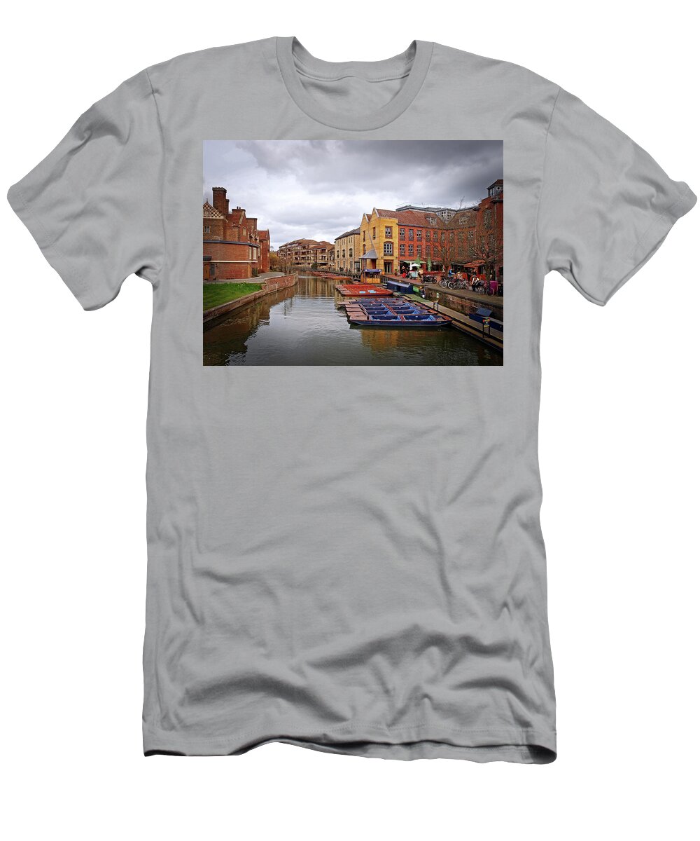 Cambridge T-Shirt featuring the photograph Waiting For The Tourists Cambridge by Gill Billington