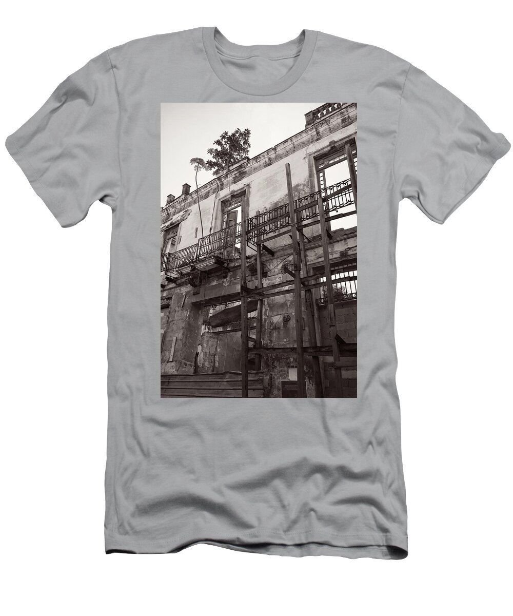 Cuba T-Shirt featuring the photograph Abandoned Havana Building by M Kathleen Warren