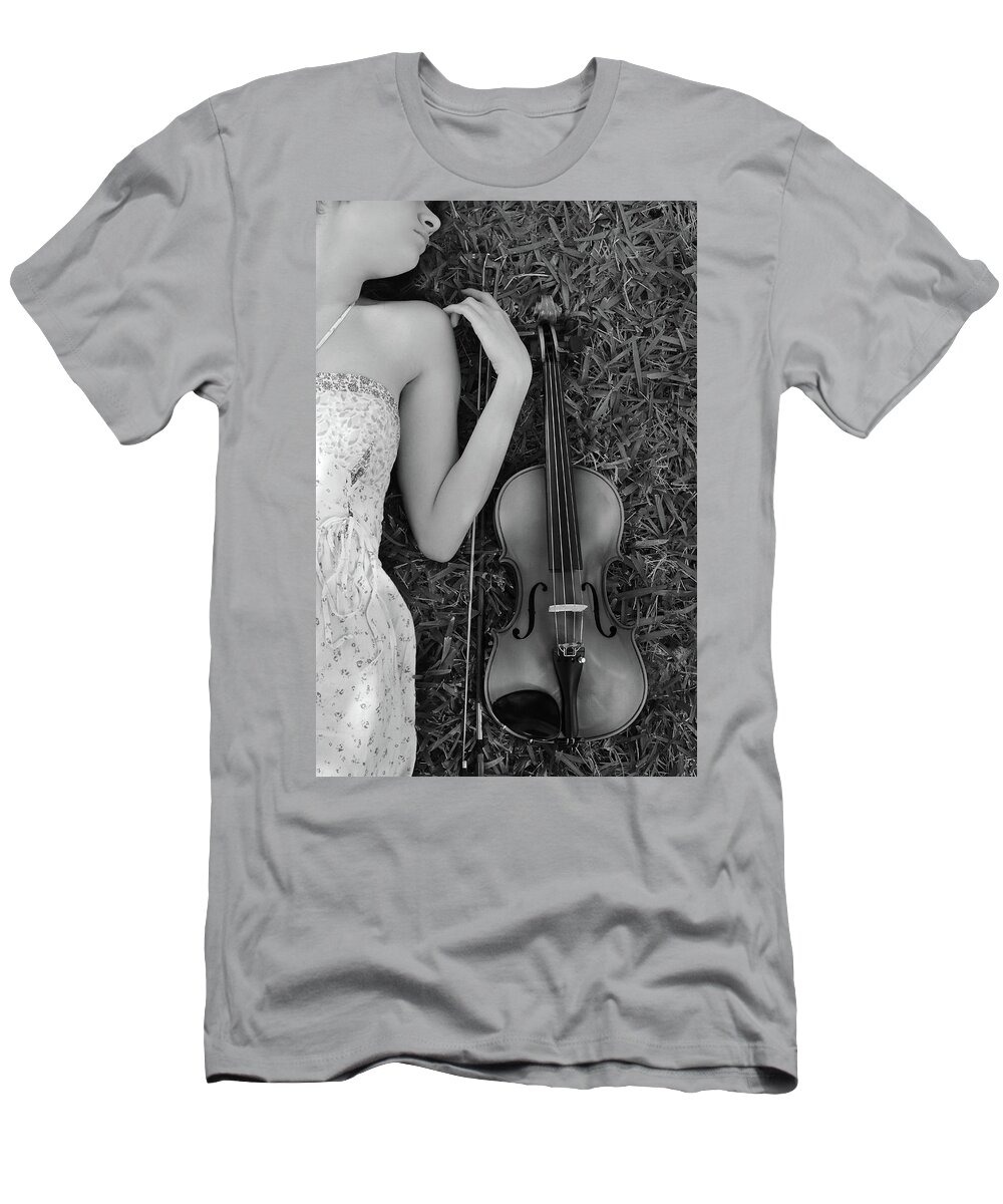 Music T-Shirt featuring the photograph Con Amore - Violin BW by Laura Fasulo