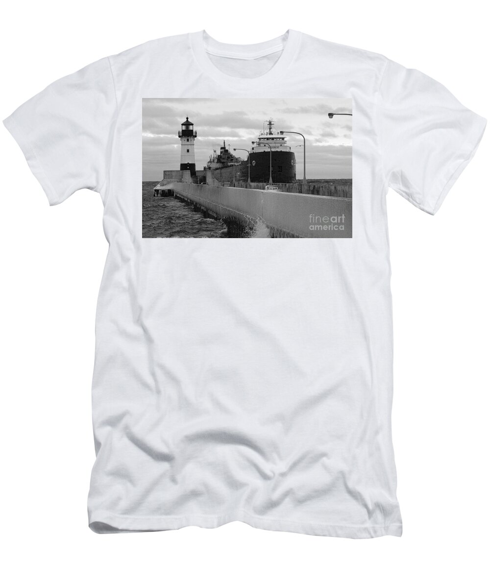 Duluth Mn T-Shirt featuring the photograph Coming to Port #1 by Rick Rauzi