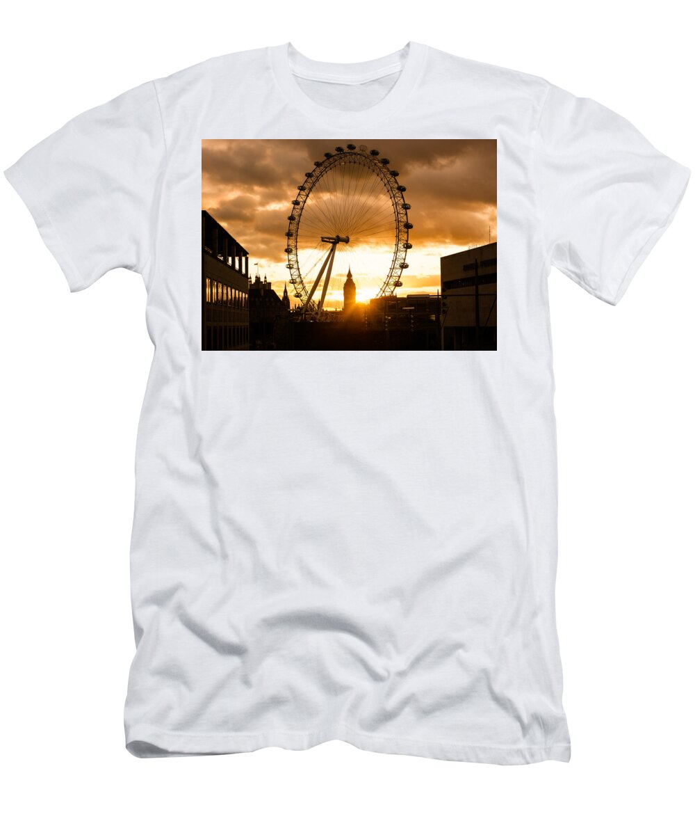 London T-Shirt featuring the photograph Framing a London Sunset by Georgia Mizuleva