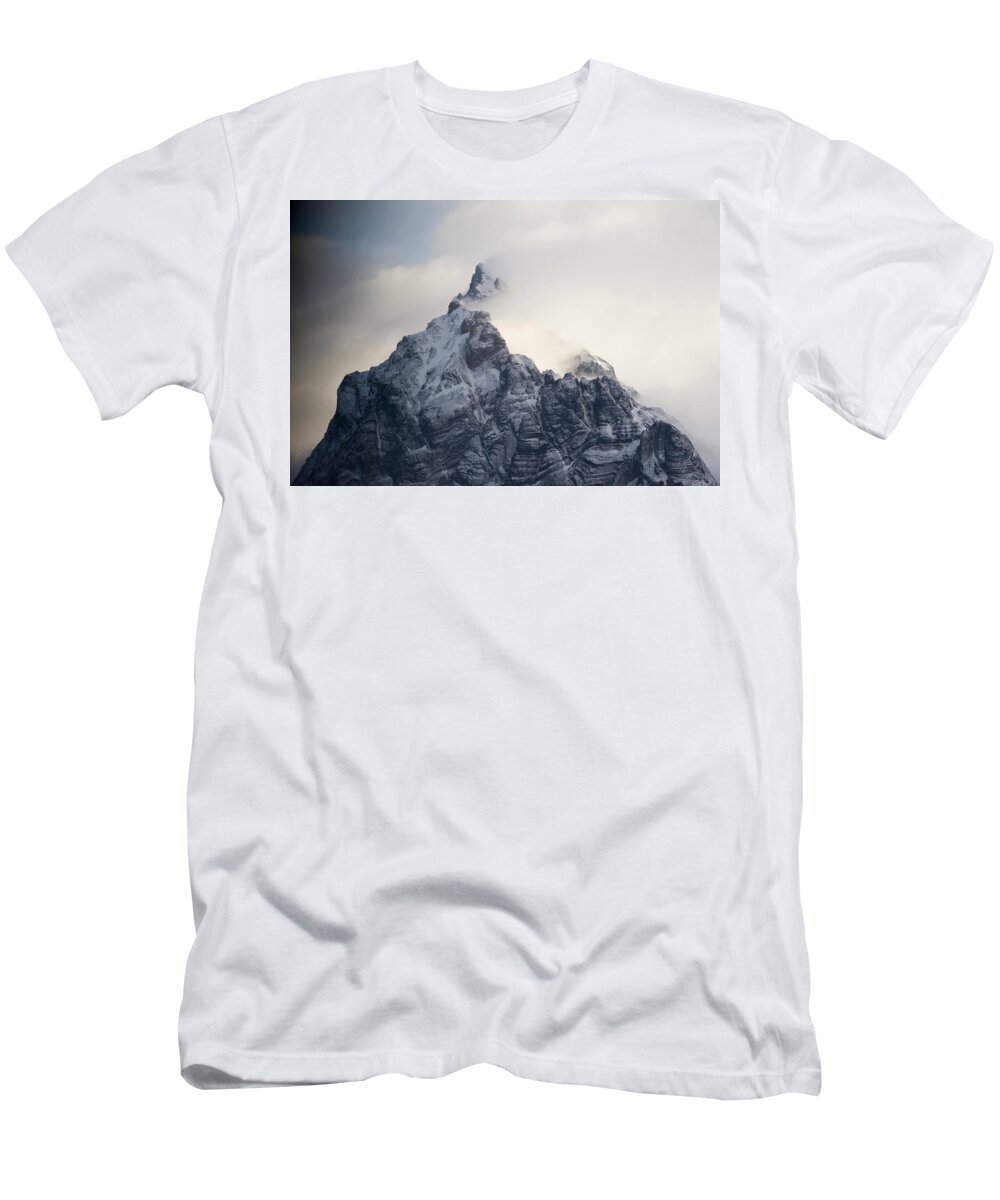 00429501 T-Shirt featuring the photograph Mountain Peak In The Salvesen Range by Flip Nicklin
