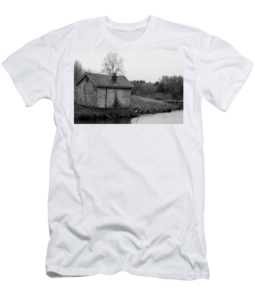 Well House T-Shirt featuring the photograph Well House 1 by Kim Galluzzo Wozniak