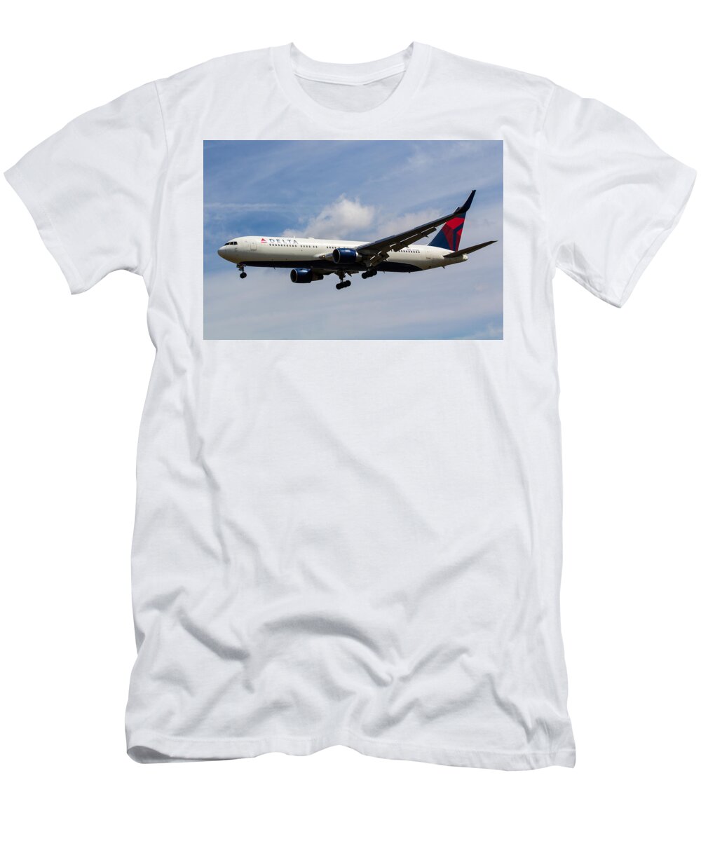 Delta T-Shirt featuring the photograph Delta Airlines Boeing 767 #4 by David Pyatt