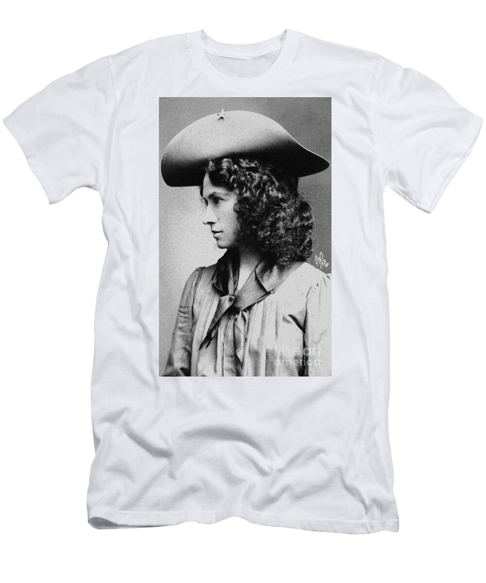 1902 T-Shirt featuring the photograph Annie Oakley (1860-1926) #4 by Granger