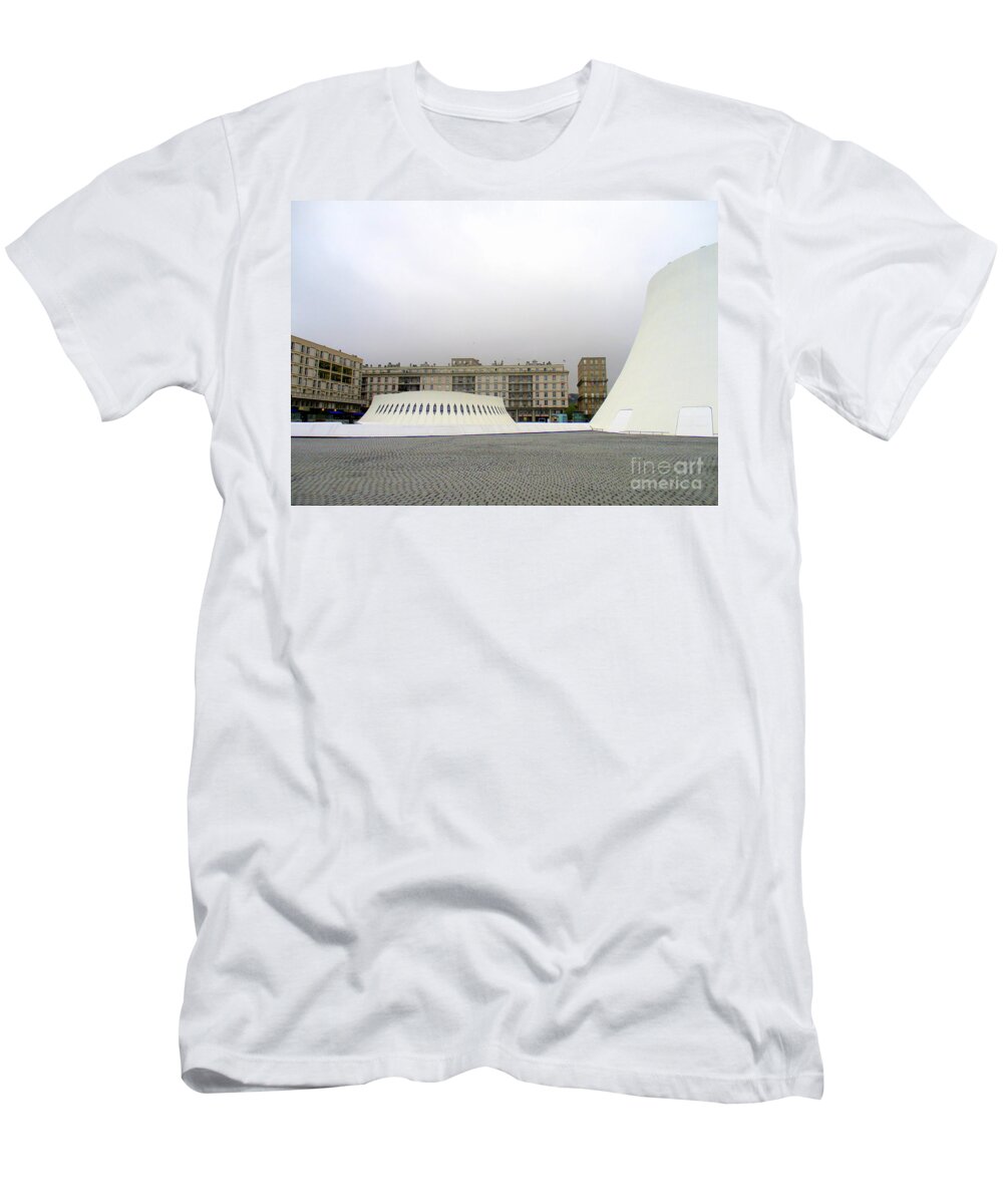 Bibliotheque Oscar Niemeyer T-Shirt featuring the photograph Bibliotheque Oscar Niemeyer 15 by Randall Weidner