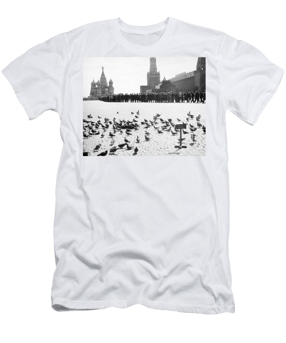 1958 T-Shirt featuring the photograph Moscow: Red Square, 1958 by Granger