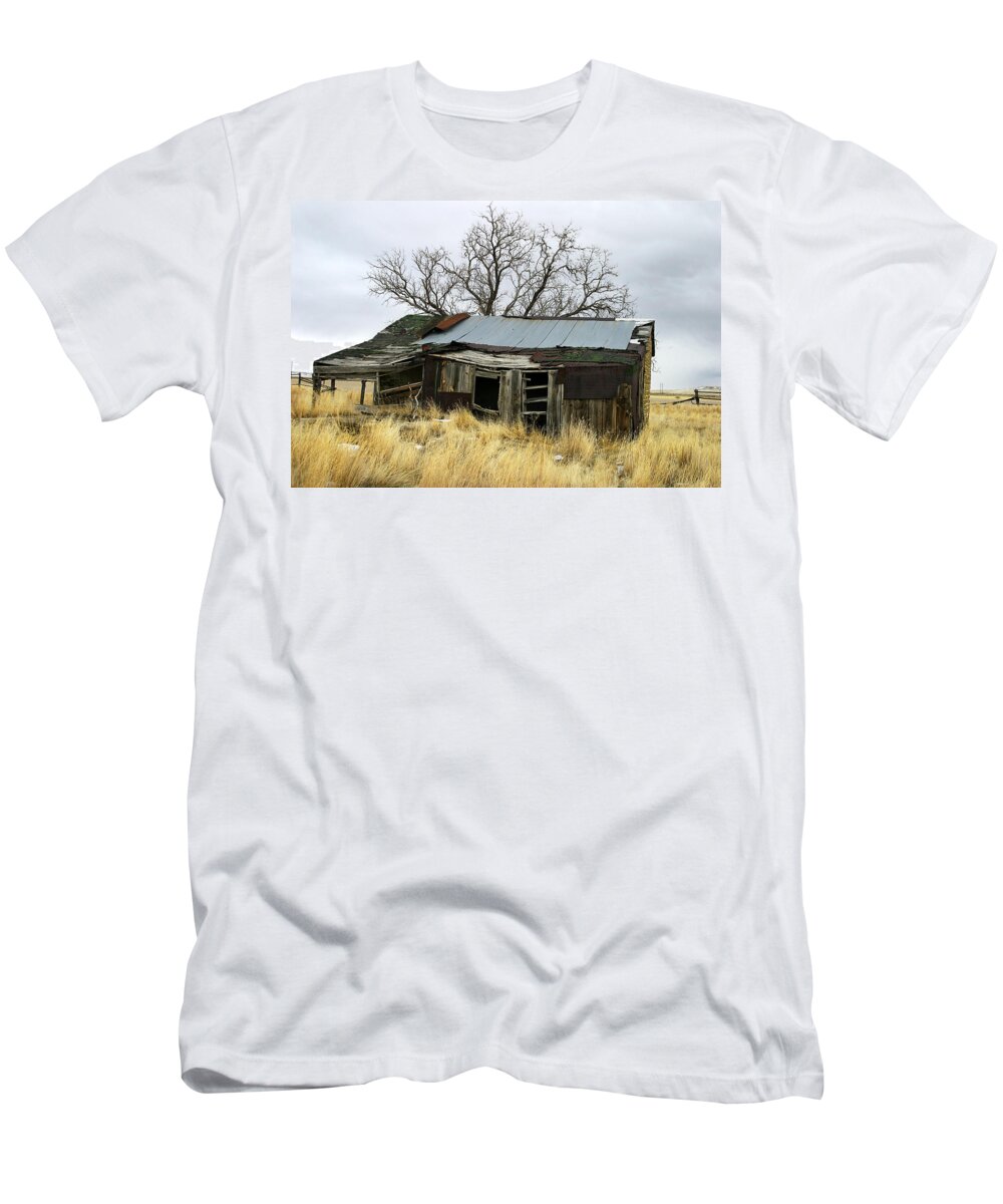 Wyoming T-Shirt featuring the photograph Old Wyoming Farmhouse by Anthony Jones