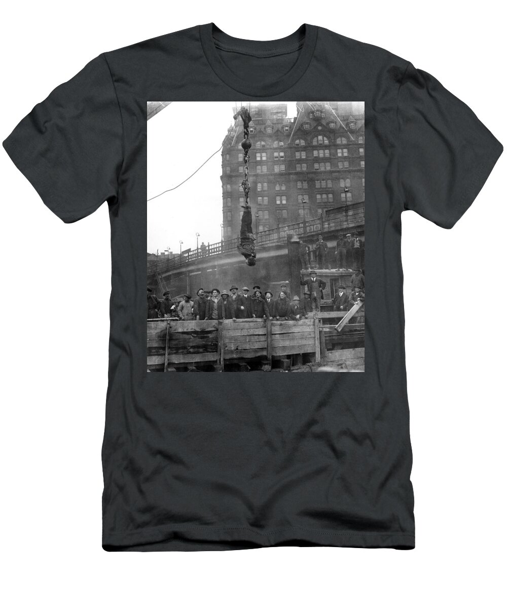 1916 T-Shirt featuring the photograph Harry Houdini (1874-1926) #9 by Granger