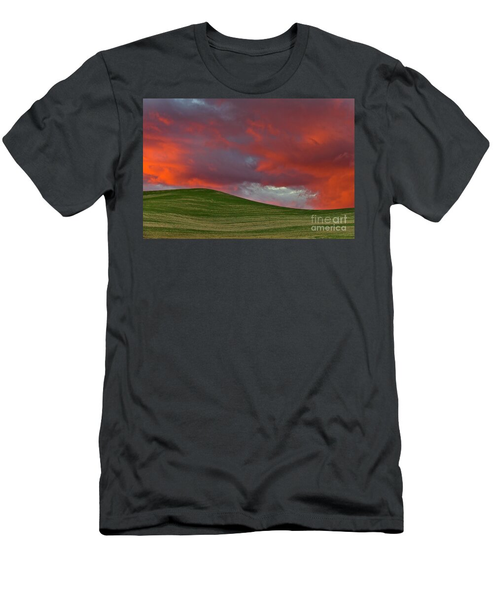 00559268 T-Shirt featuring the photograph Wheat Field At Sunset by Yva Momatiuk John Eastcott