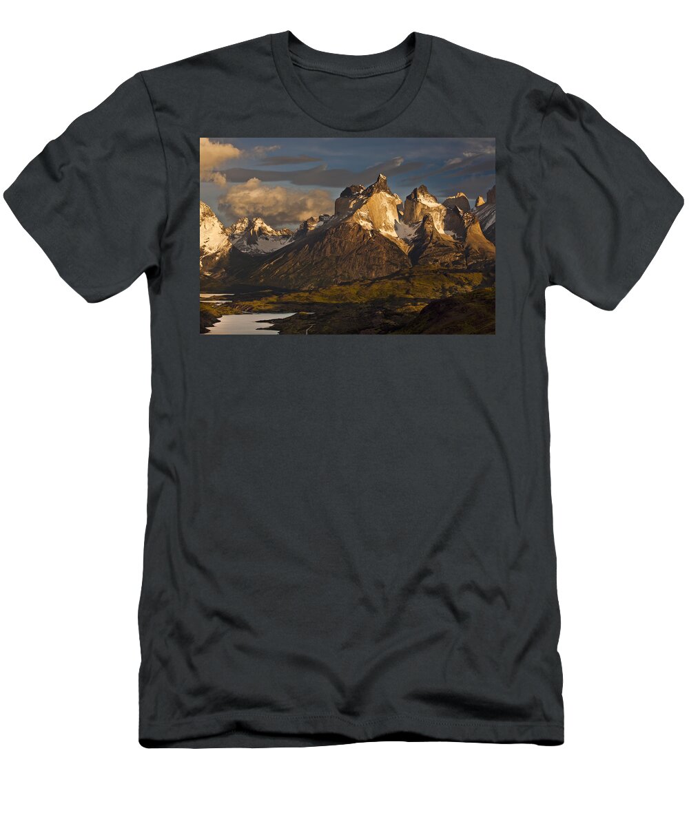 00451386 T-Shirt featuring the photograph Cuernos Del Paine And Lago Pehoe #1 by Colin Monteath