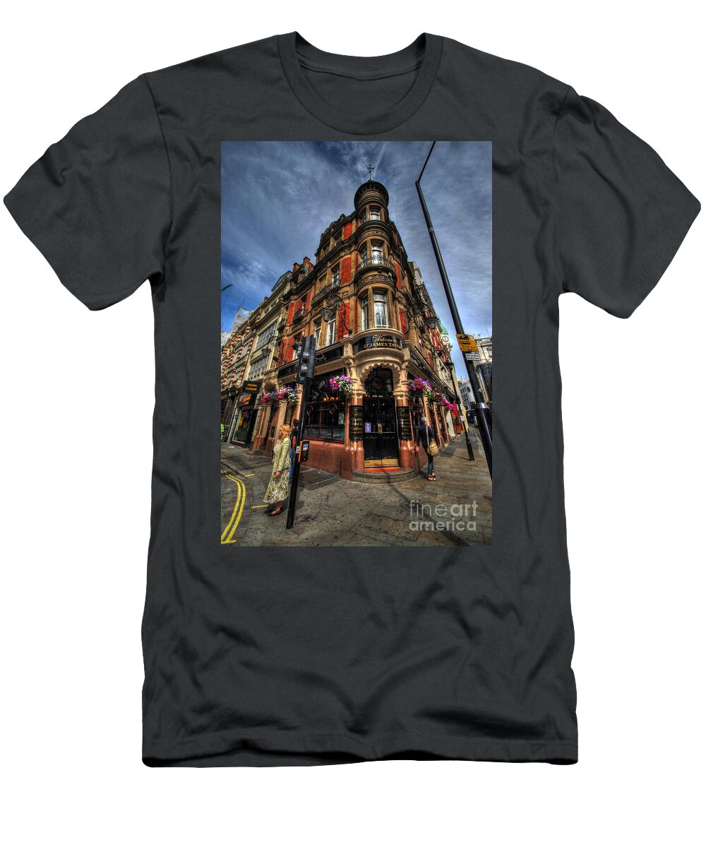 Yhun Suarez T-Shirt featuring the photograph St James Tavern - London by Yhun Suarez