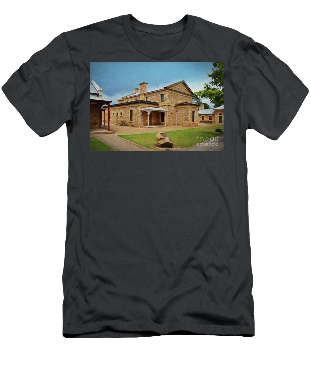 Beechworth T-Shirt featuring the photograph Beechworth Courthouse by Stuart Row
