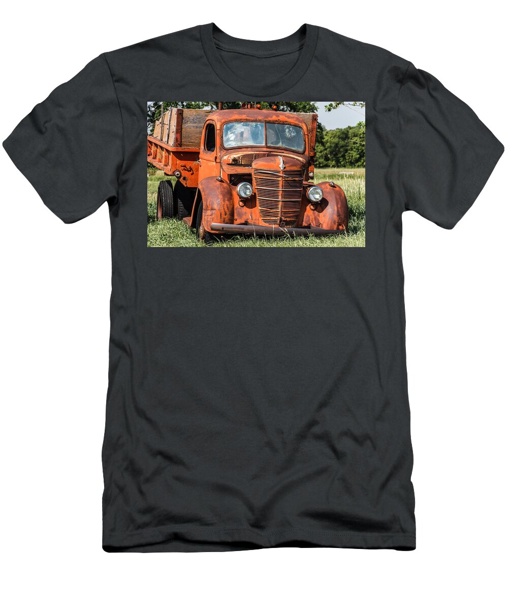 Steven Bateson T-Shirt featuring the photograph Big Red International Truck by Steven Bateson