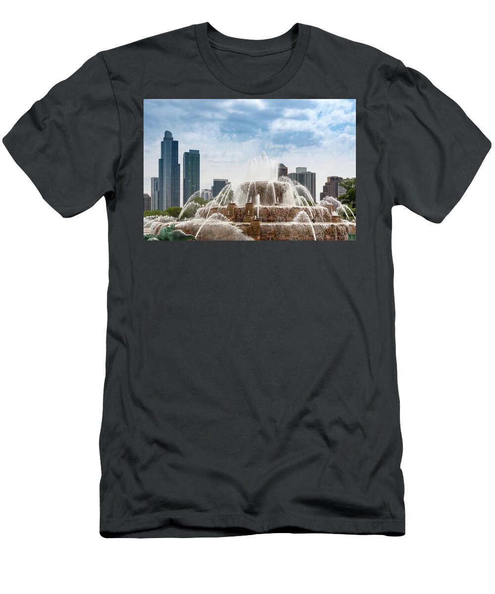 Buckingham Fountain T-Shirt featuring the photograph Buckingham Fountain in Chicago by Melanie Alexandra Price
