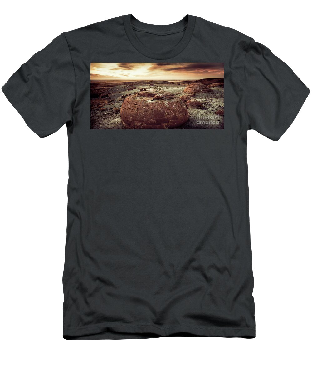 Landscape T-Shirt featuring the photograph Daylight Leaving Redrock by RicharD Murphy