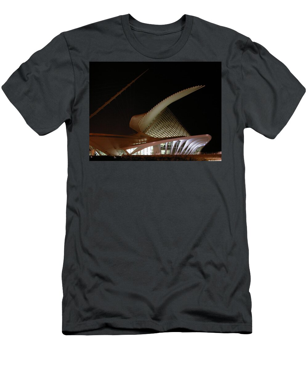 Milwaukee T-Shirt featuring the photograph Evening at the MAM by Thomas Pipia