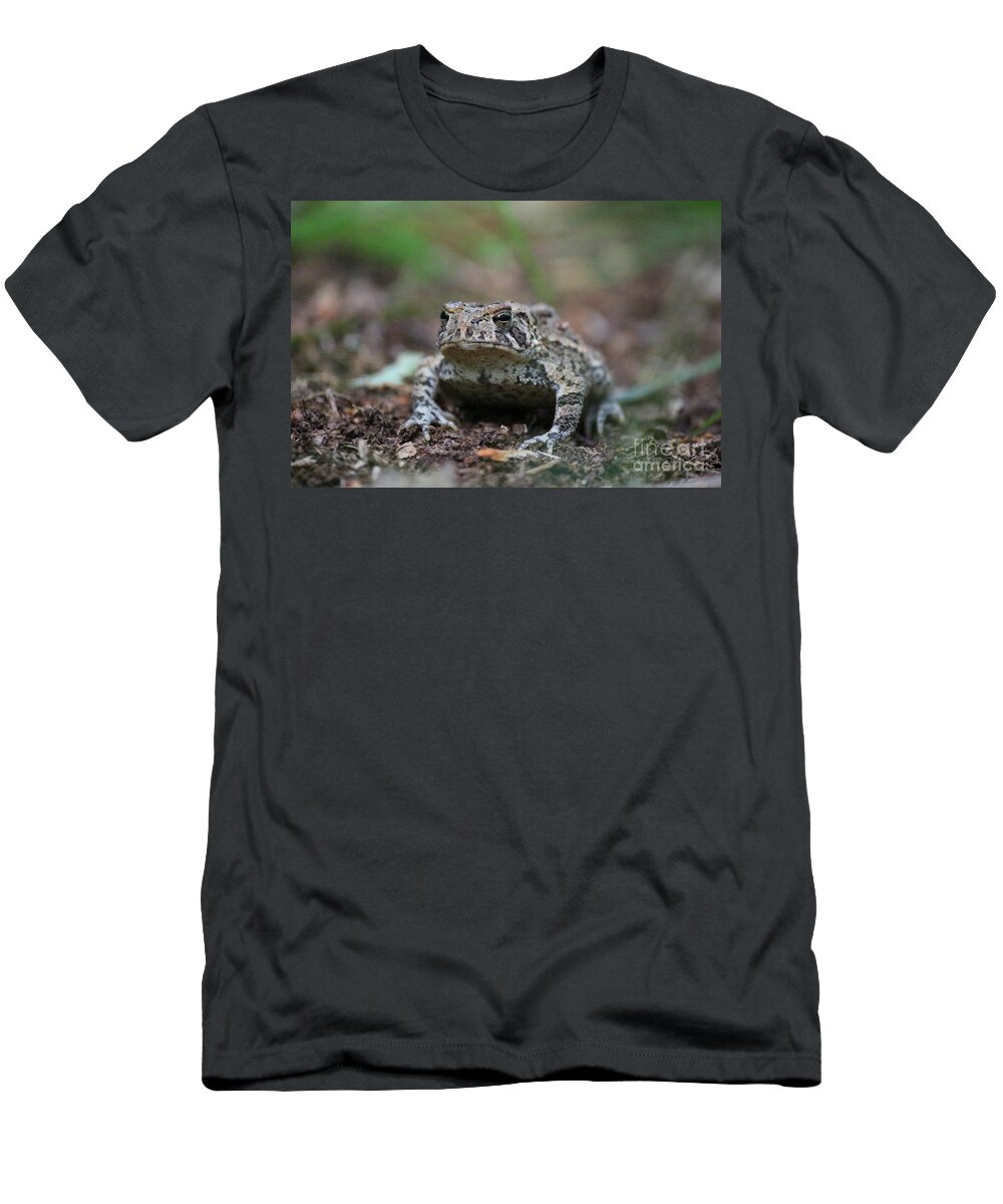  Toad T-Shirt featuring the photograph Face to Face with a Fowler Toad by Neal Eslinger