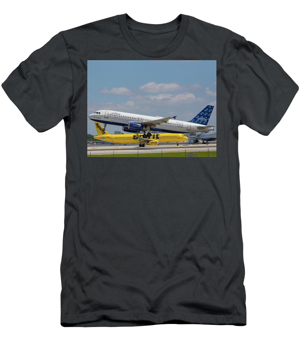 N559jb T-Shirt featuring the photograph N559JB Jetblue Over Spirit by Dart Humeston