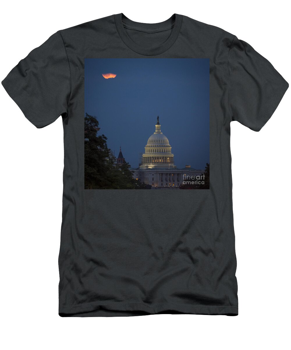 Tourism T-Shirt featuring the photograph Supermoon Over Washington, Dc by Science Source