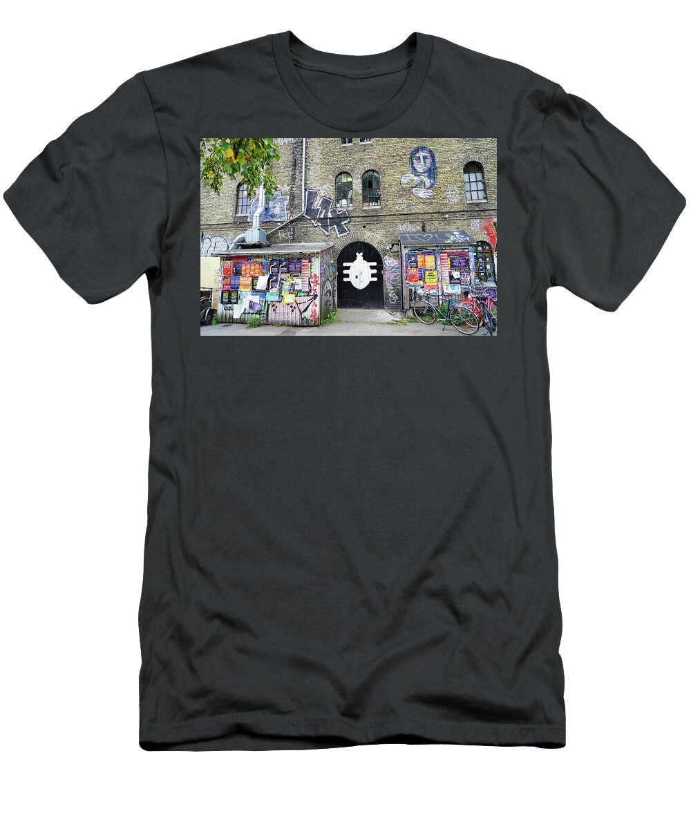 Karu barrière Horizontaal Freetown Christiania In Copenhagen Denmark T-Shirt by Rick Rosenshein -  Pixels