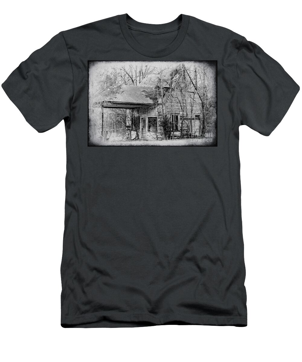 Virginia T-Shirt featuring the photograph Abandoned Store by Lenore Locken